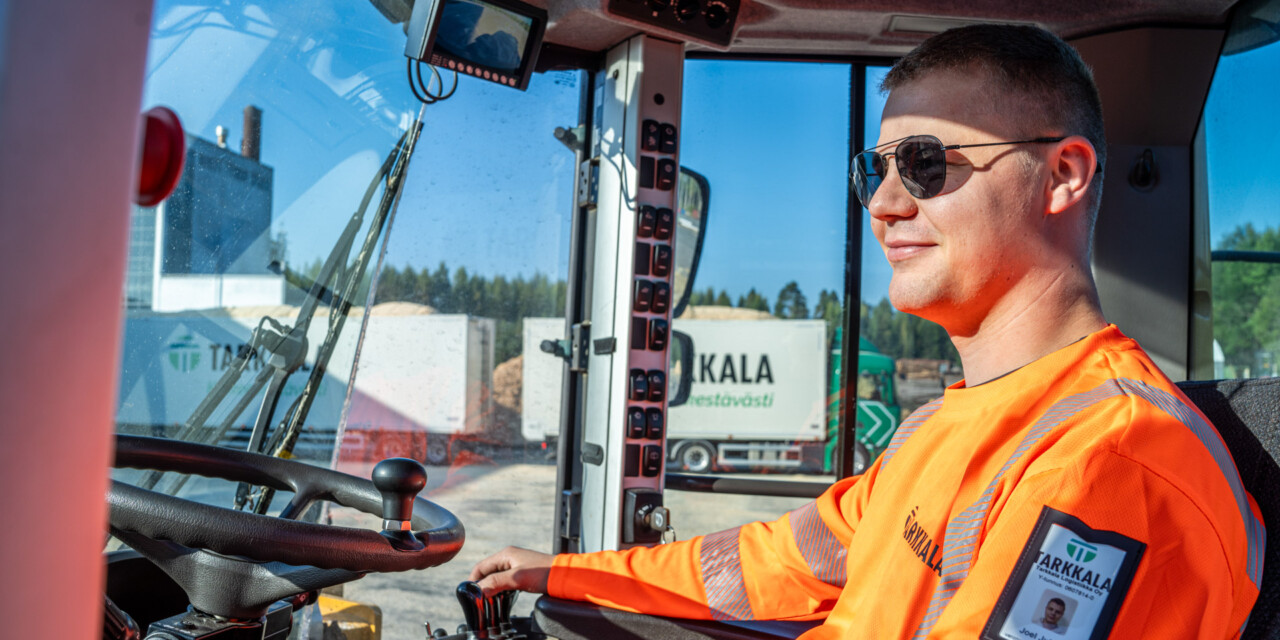 Tarkkalan työntekijä kuljettaa pyöräkonetta